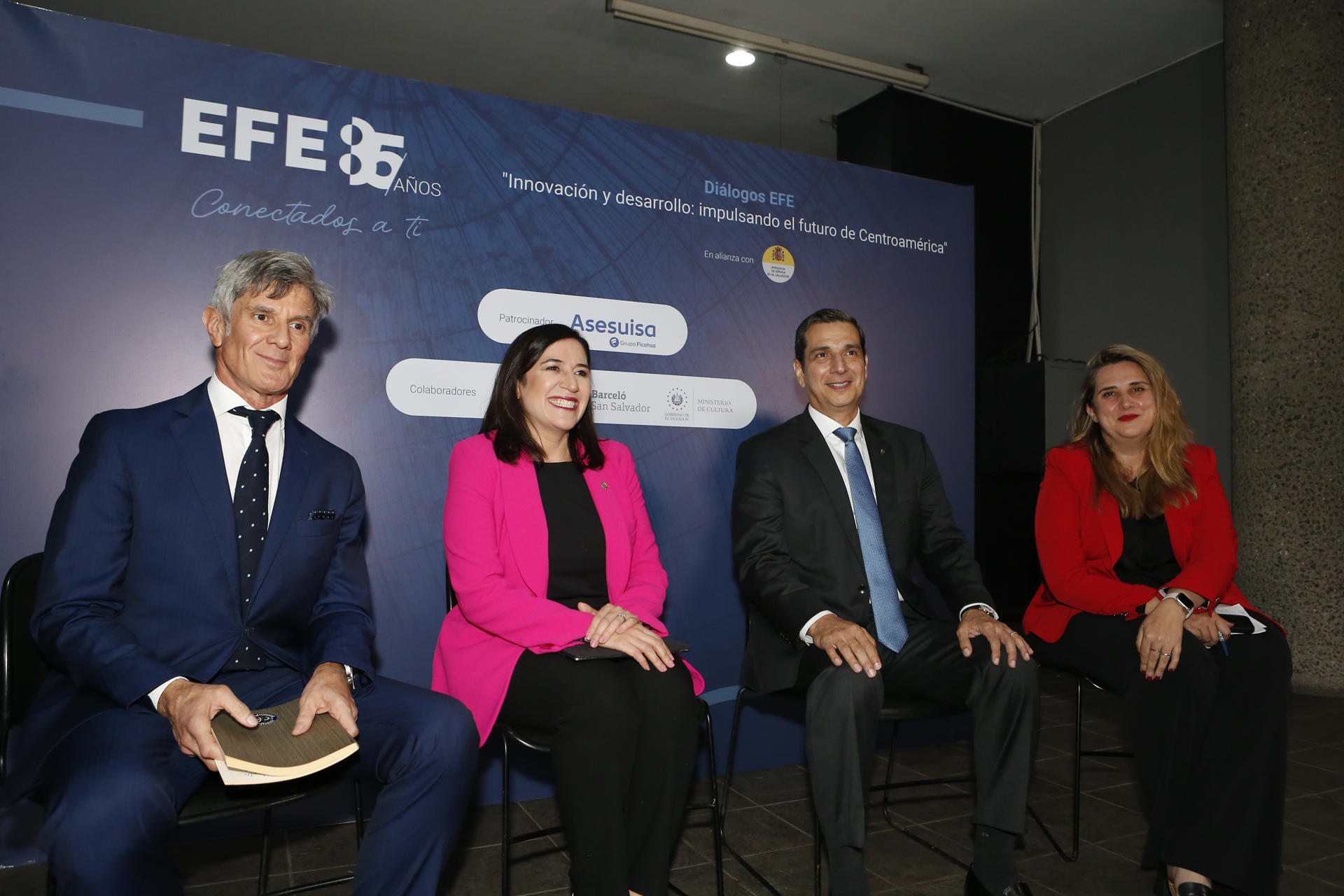 Panelistas participantes en el foro 'Innovación y desarrollo: impulsando el futuro en Centroamérica, que la agencia EFE organizó en El Salvador.