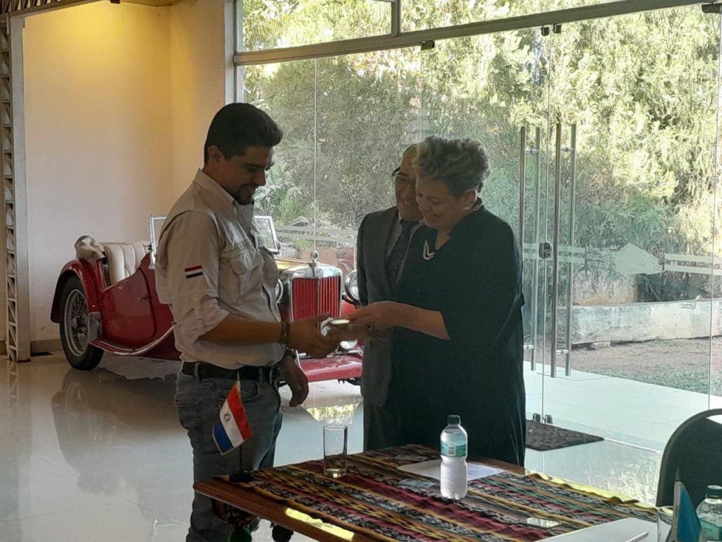 La doctora Lucrecia Peinado participa en acto de documentos de identificación a guatemaltecos residentes en Paraguay.