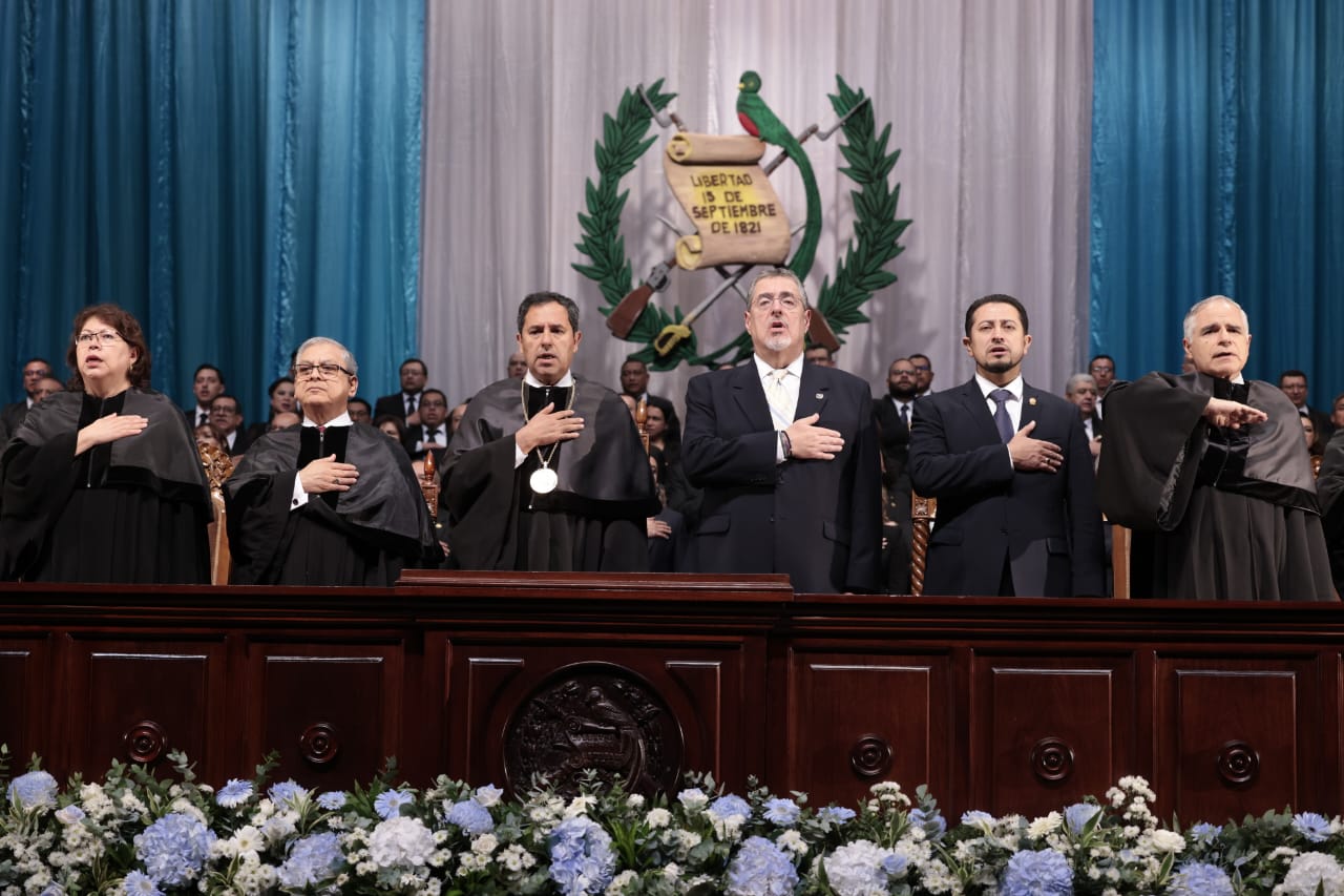 El presidente Bernardo Arévalo,, durante la toma de posesión de los nuevos magistrados de la Corte Suprema de Justicia y salas de Apelaciones.
