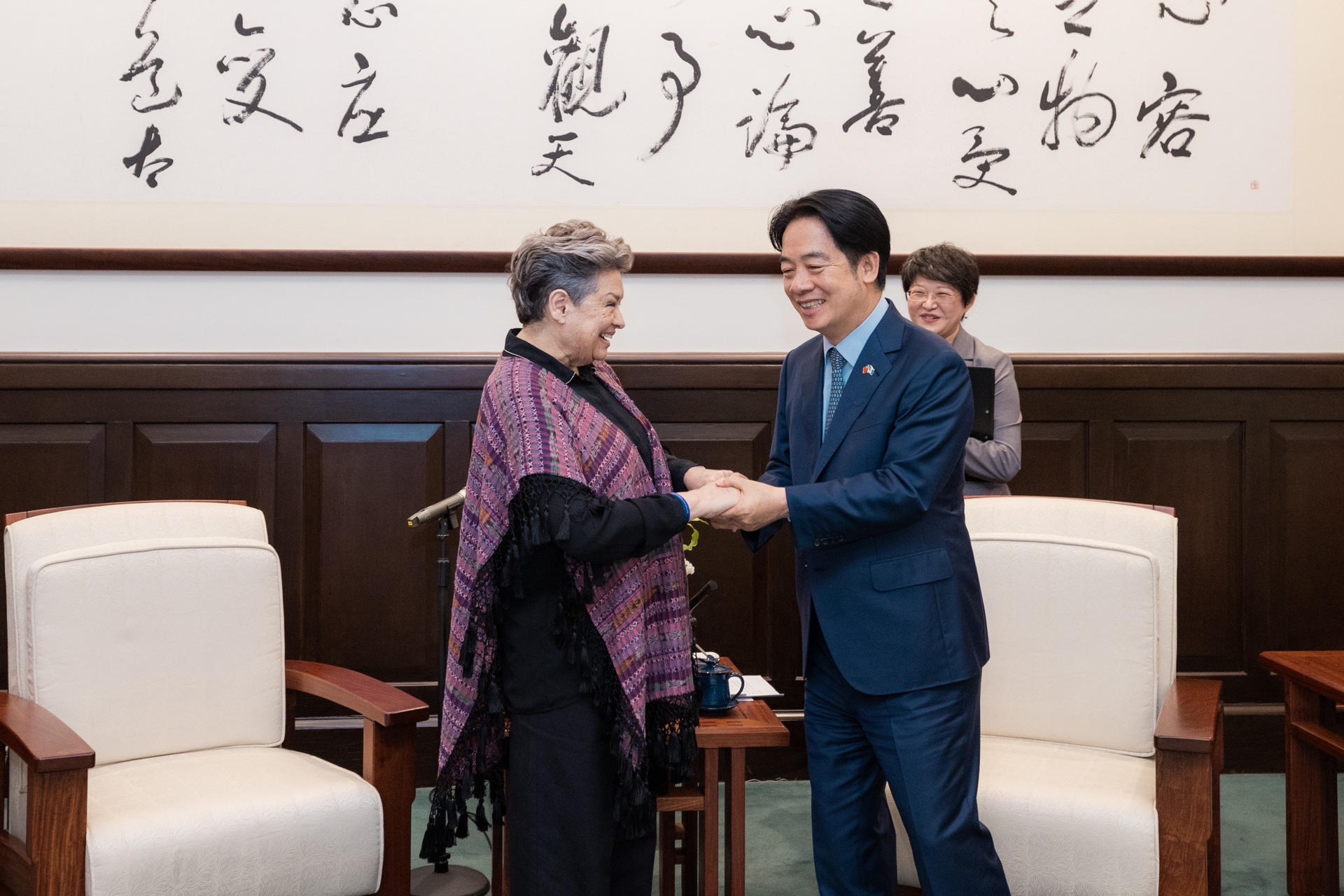El presidente de la República de China (Taiwán), William Lai, da la bienvenida a la primera dama Dra. Lucrecia Peinado, a su llegada al país asiático.