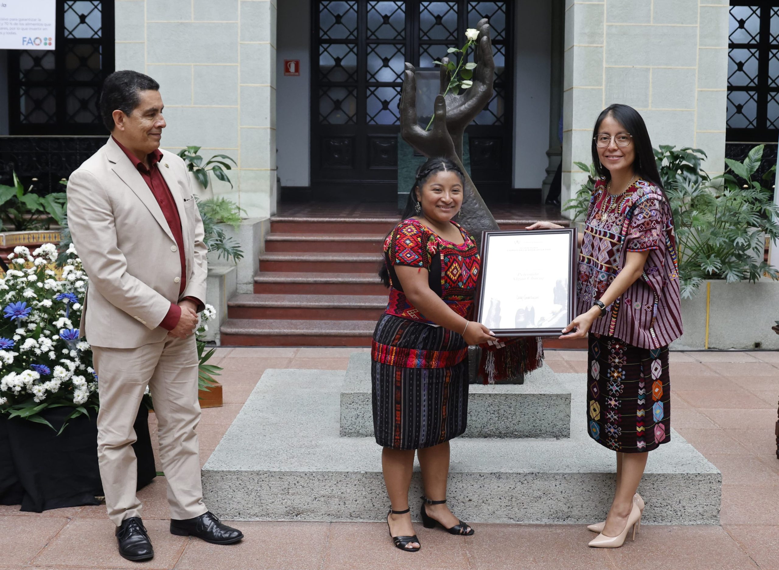 Petronila Algua Chacaj fue nombrada embajadora de la paz y realizó el cambio de la rosa de la paz, en el Palacio Nacional de la Cultura. / Foto: MCD.