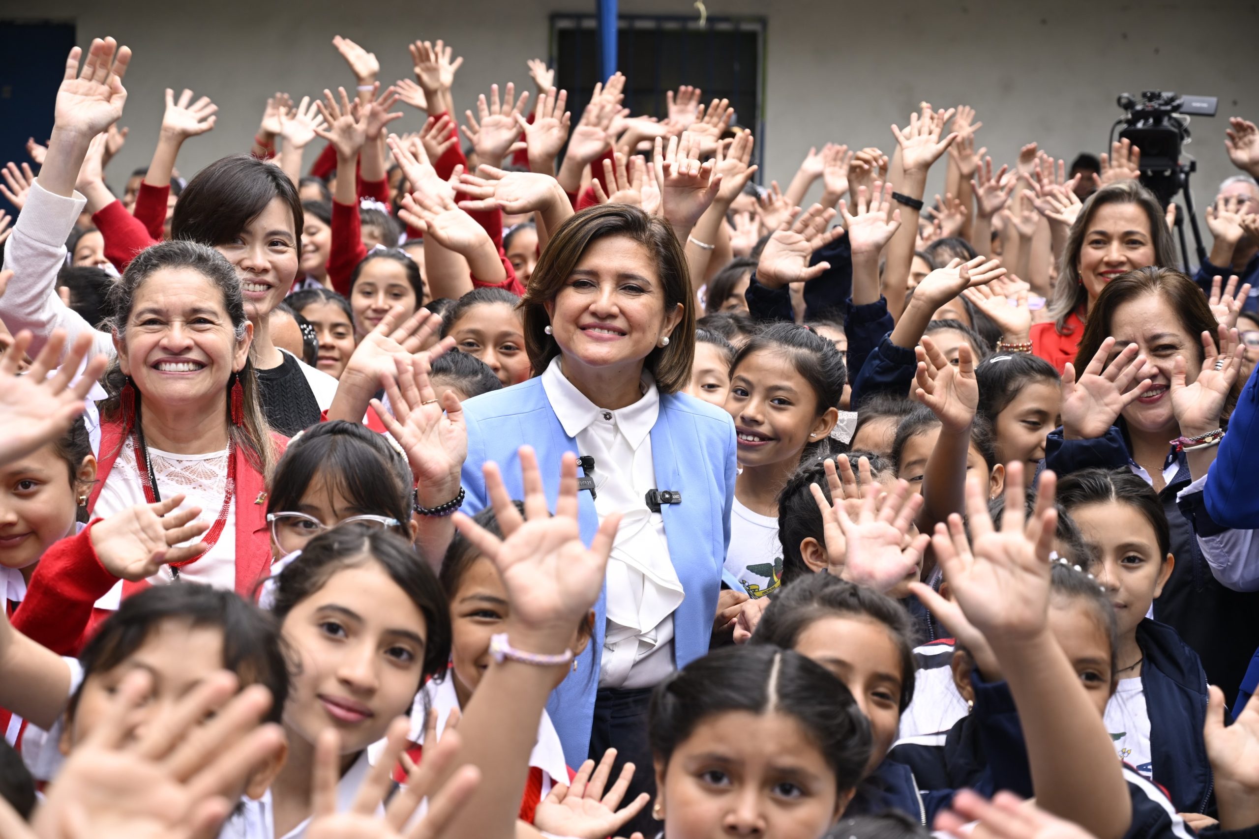 Presidenta en funciones conmemora el Día del Niño en Escuela República de China, en zona 5