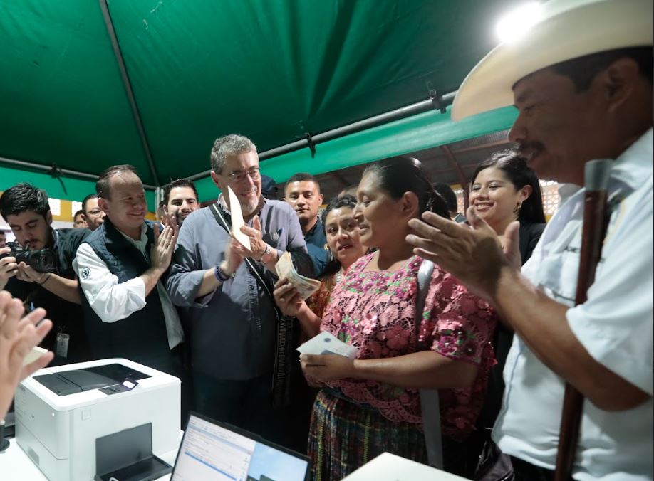 El presidente Bernardo Arévalo visitó este lunes el municipio de Senahú, en Alta Verapaz. / Foto: Daniel Ordóñez.
