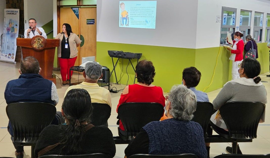 Especialistas informan a pacientes que asisten a sus citas programadas en CAMIP 3 Zunil, sobre la importancia de la salud mental. / Foto: IGSS.
