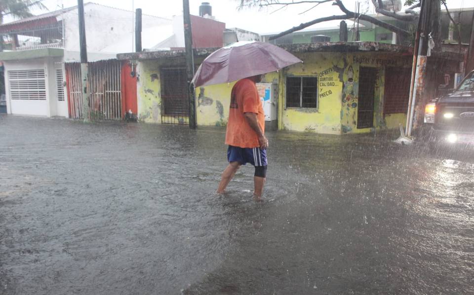 Dos muertos en el oriente de México tras un temporal por el ciclón Nadine y un frente frío