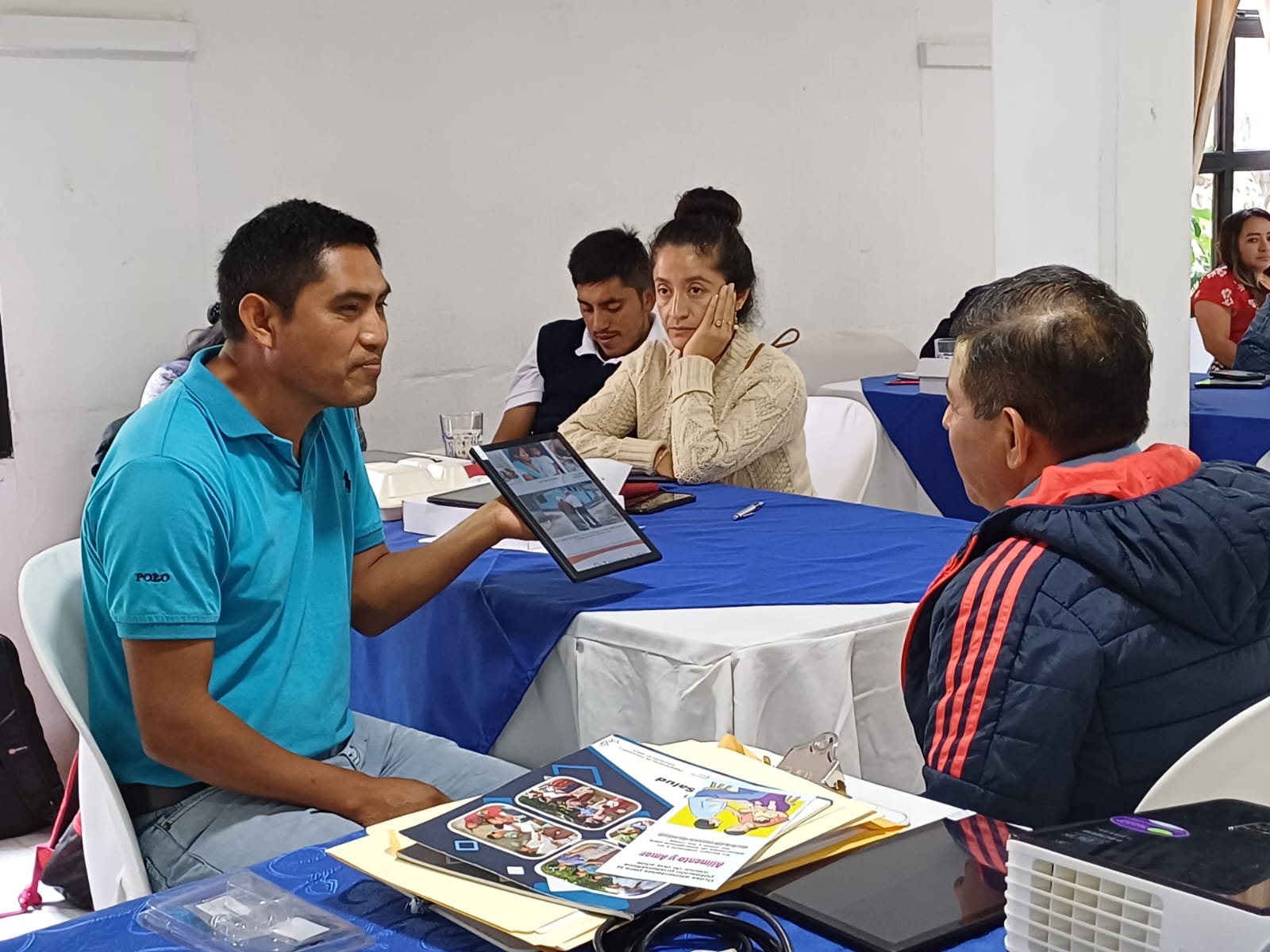 Salubristas reciben capacitación sobre uso de tabletas para mejorar la atención en el primer nivel de salud.