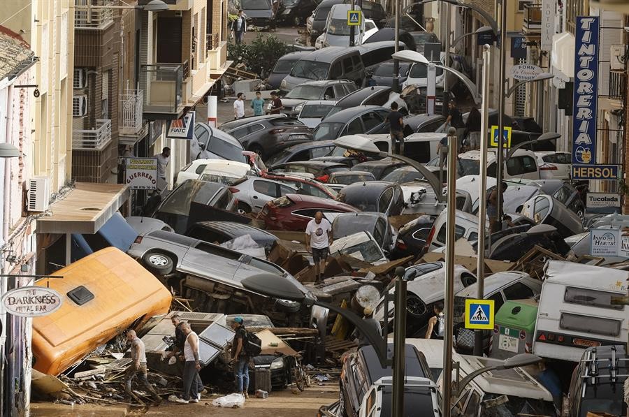 Vehículos arrastrados por inundaciones en Picaña, Valencia, España. / Foto: EFE.
