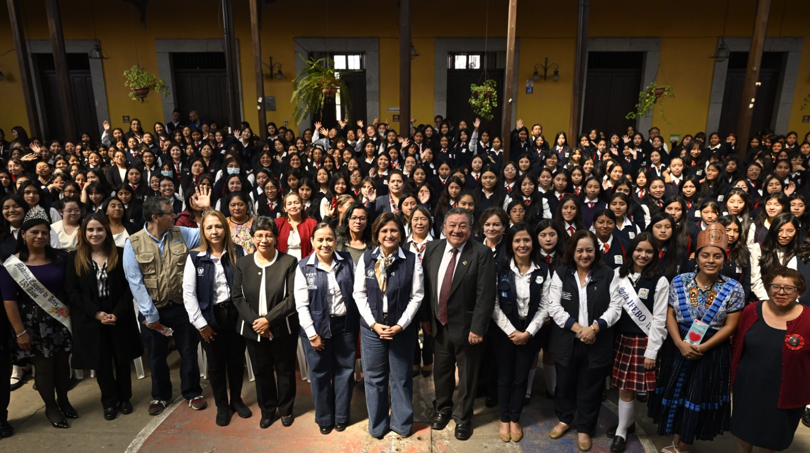 Vicepresidenta Karin Herrera compartió con estudiantes sobre los peligros de las adicciones y exhortó a trabajar por alcanzar sus sueños, en Quetzaltenango.