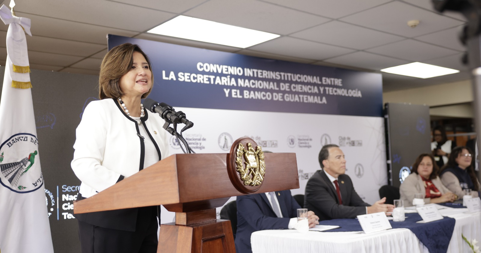 La vicepresidenta Karin Herrera participó como invitada de honor en la firma de convenio interinstitucional entre el Banco de Guatemala y la Secretaría Nacional de Ciencia y Tecnología. / Foto: Dickens Zamora.