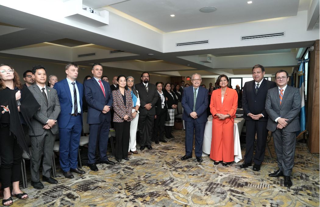 Vicepresidenta Karin Herrera encabeza encuentro con socios cooperantes en Guatemala