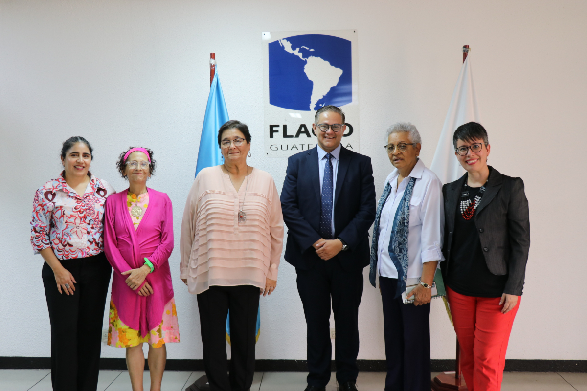 Violetta Yagenova -segunda por la izquierda- en una actividad de FLACSO-Guatemala. / Foto: FLACSO.
