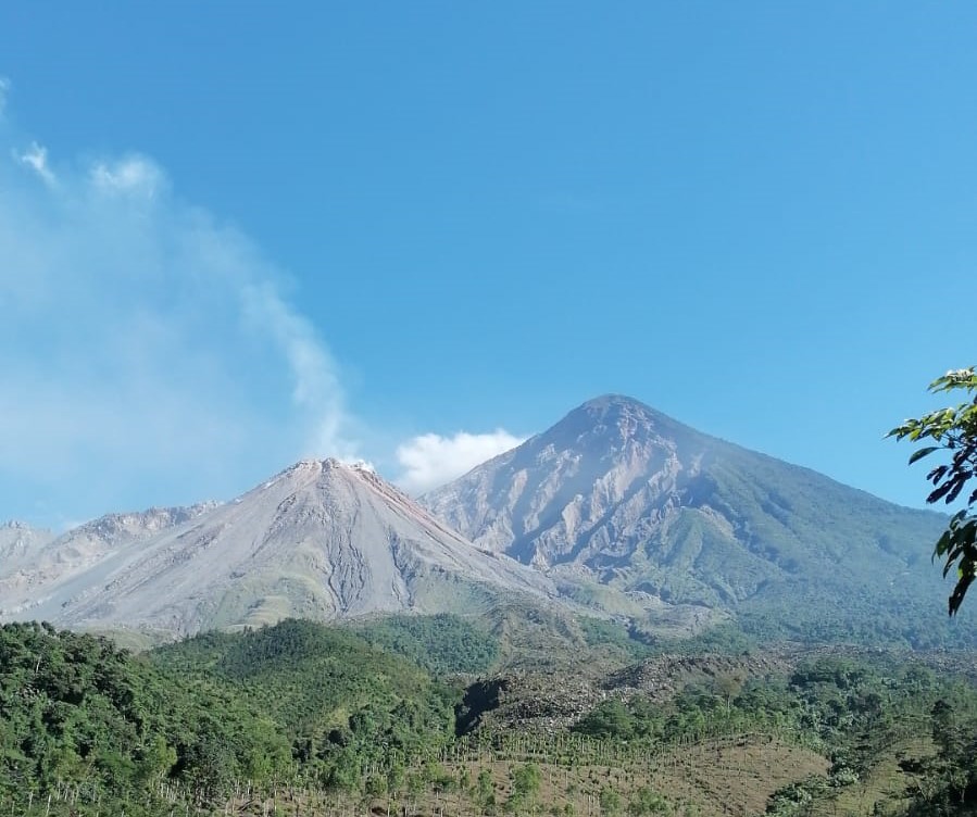 Conred informa que volcanes de Fuego y Santiaguito mantienen explosiones débiles y moderadas.