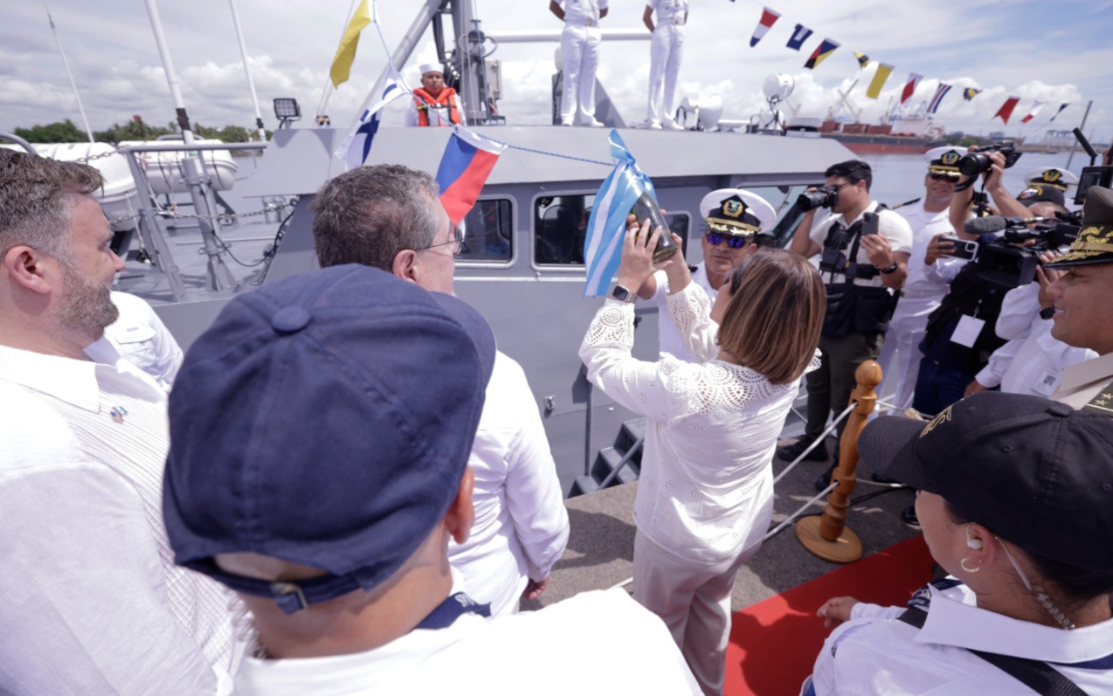 Karin Herrera bautiza al Hunahpú, el buque que defenderá a Guatemala del narcotráfico