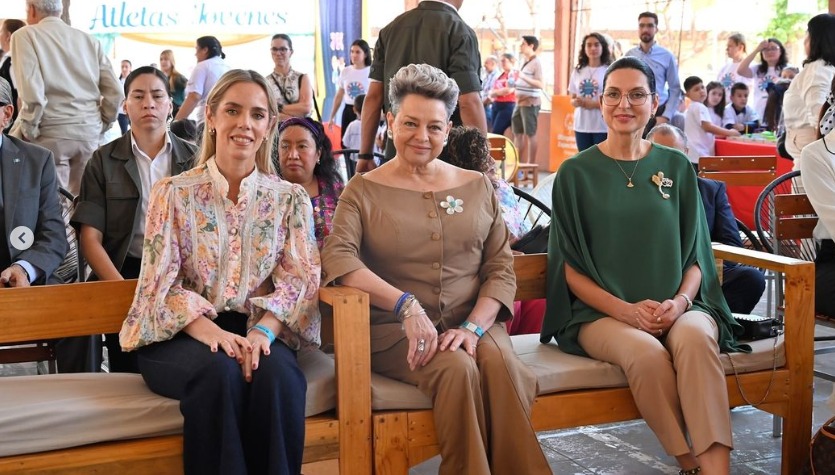 Doctora Lucrecia Peinado (centro) junto a primeras damas de Paraguay (izquierda) y Costa Rica (derecha). /Foto: @opdparaguay