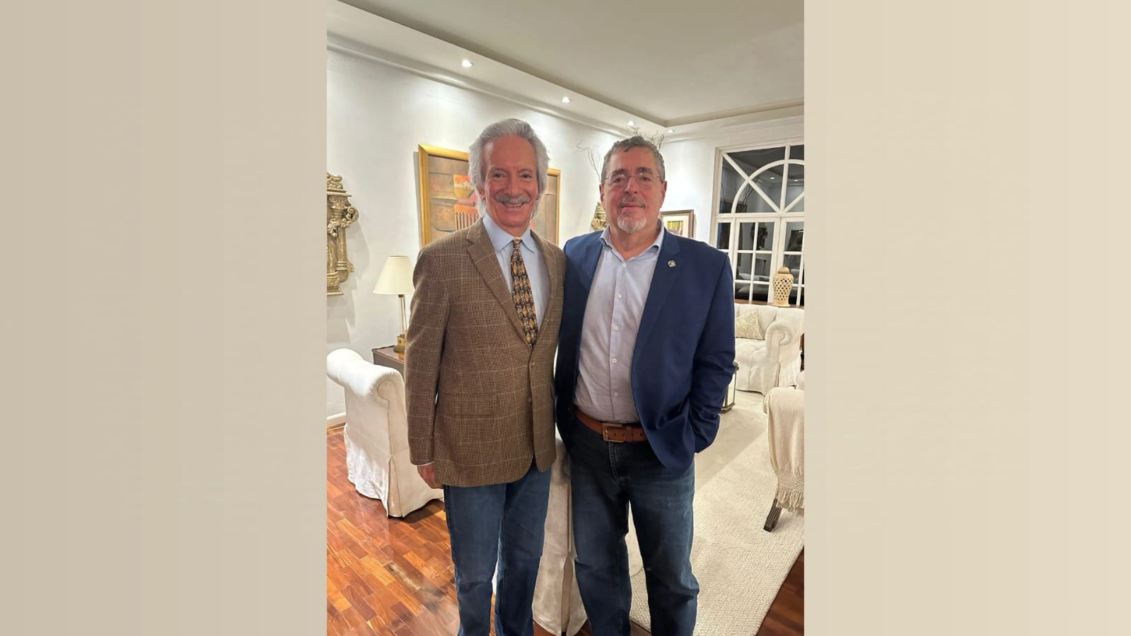 Presidente Bernardo Arévalo visita al periodista José Rubén Zamora