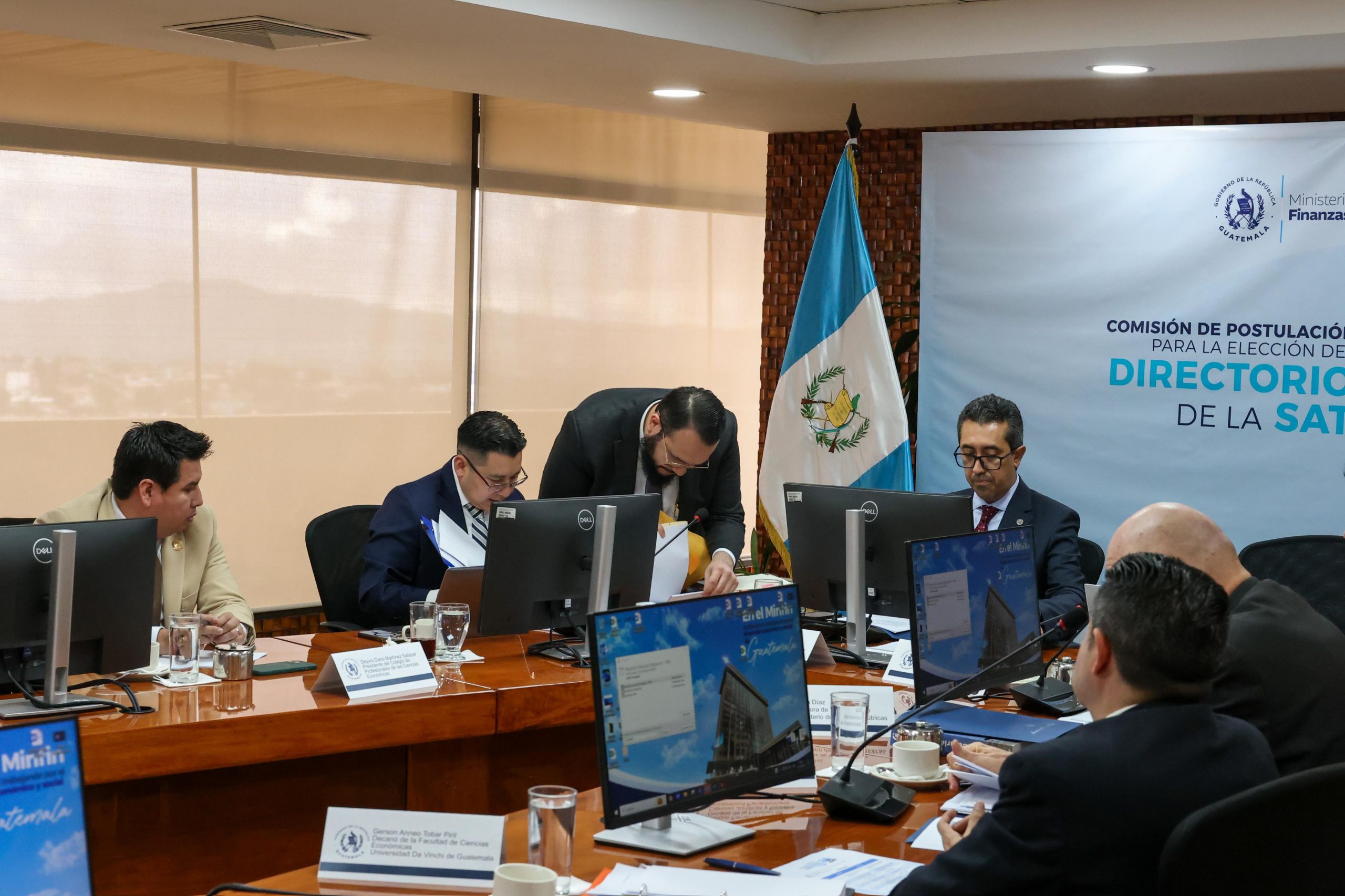 Comisión de Postulación para Elección del Directorio de la SAT. / Foto: Minfin.