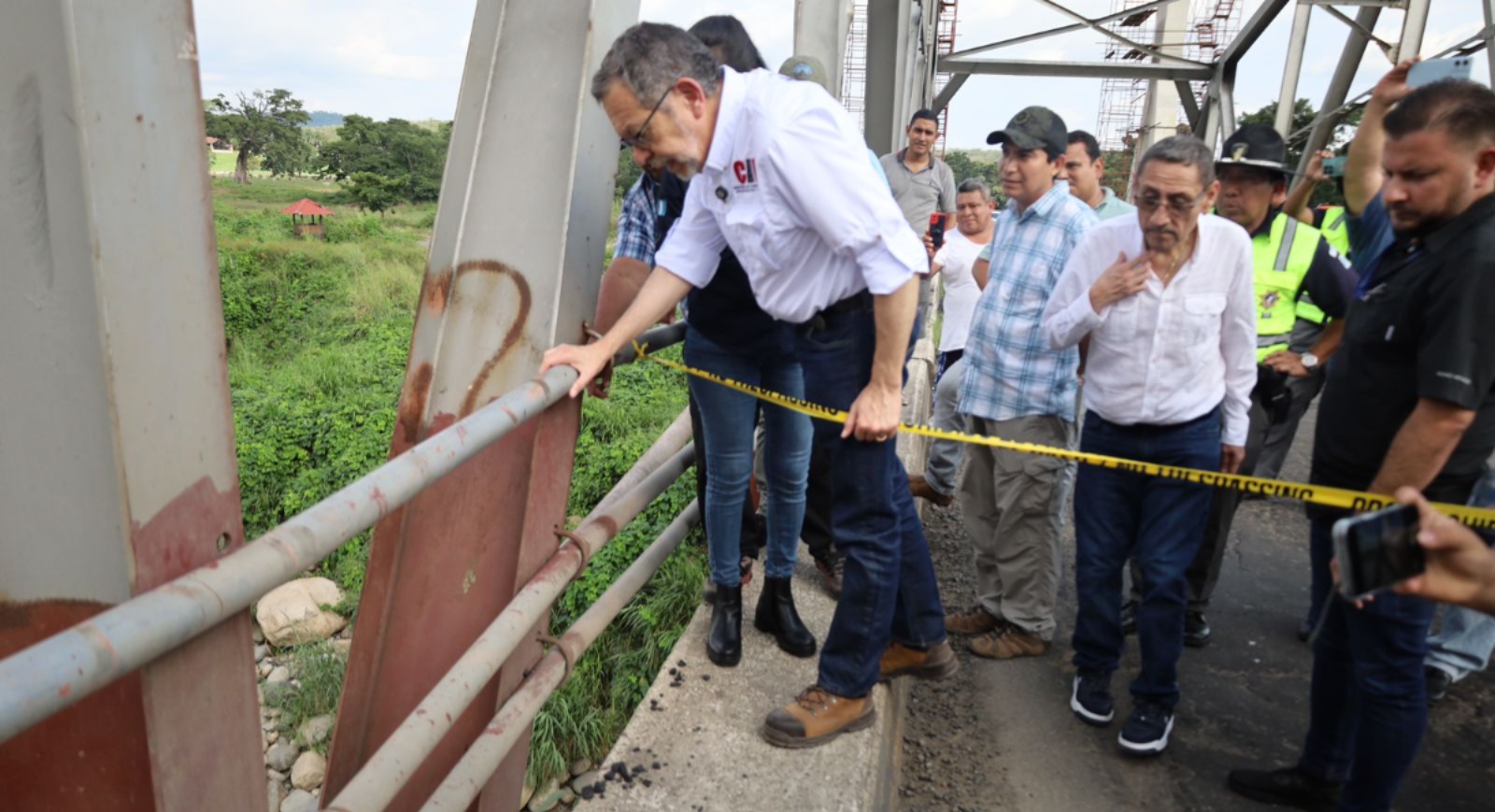 Ministro de Comunicaciones revisa daños en el puente Nahualate. /Foto: CIV.