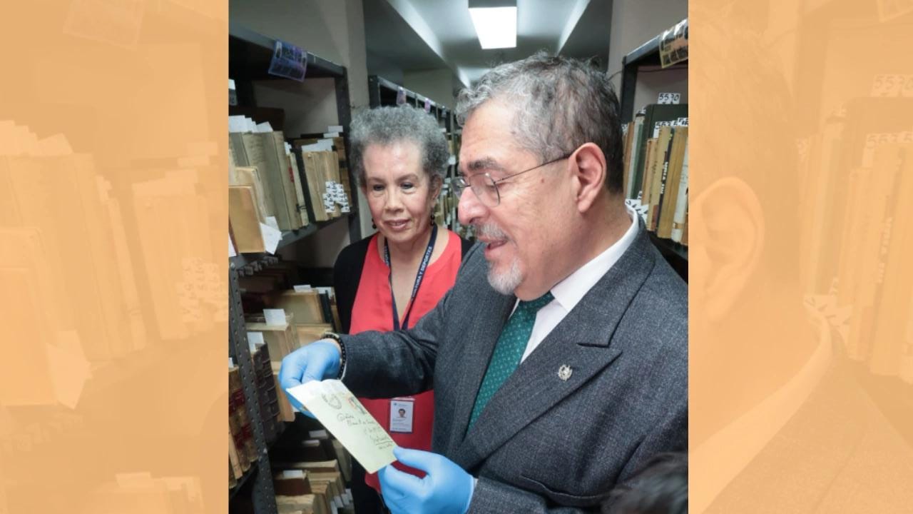 Presidente Bernardo Arévalo junto a Ilonka Matute, directora de la biblioteca, con la carta de Juan José Arévalo Bermejo. / Foto: Gobierno de Guatemala.