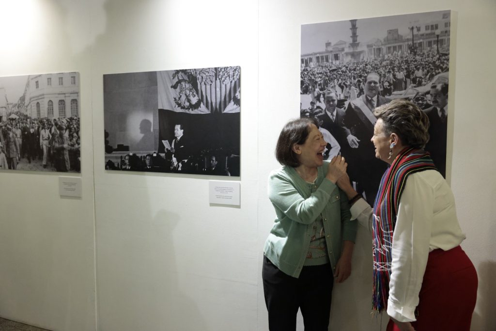 Primera dama guatemalteca y la esposa del canciller de la República de China (Taiwán) admiraron el arte expuesto en el Palacio Nacional. /Foto: Noé Pérez.