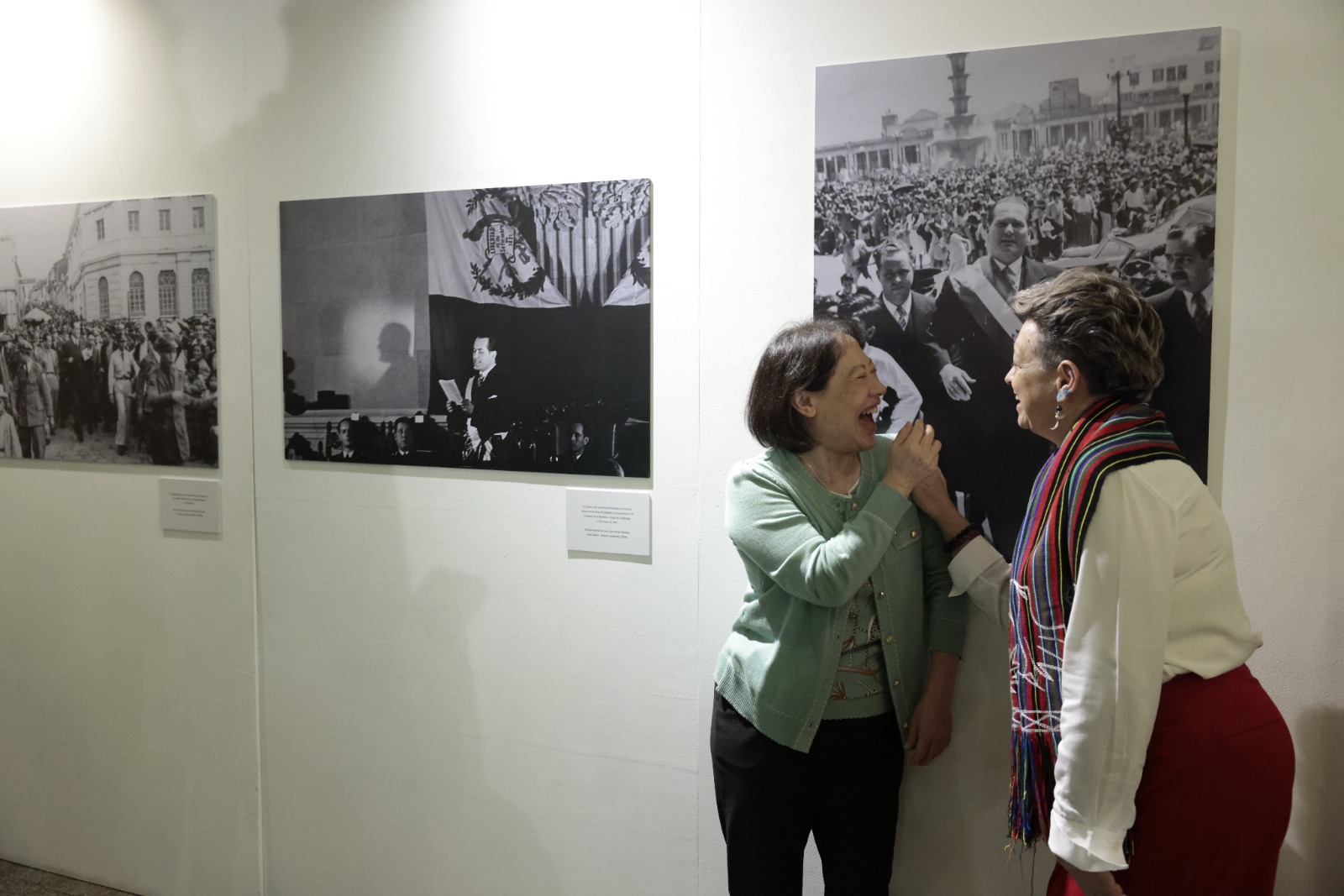 Primera dama guatemalteca y la esposa del canciller de la República de China (Taiwán) admiraron el arte expuesto en el Palacio Nacional. /Foto: Noé Pérez.