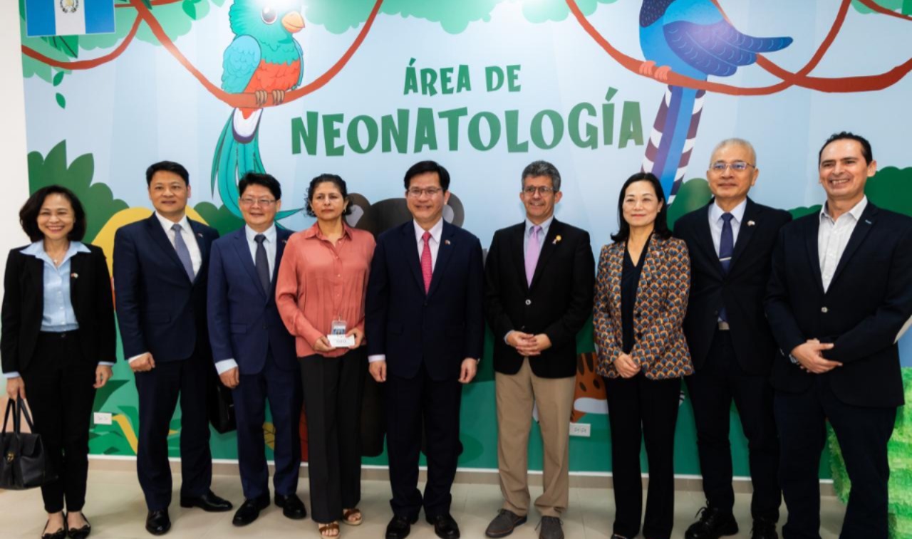 Autoridades de la República de China (Taiwán) verifican el espacio construido por la colaboración de su país. / Foto: MSPAS.