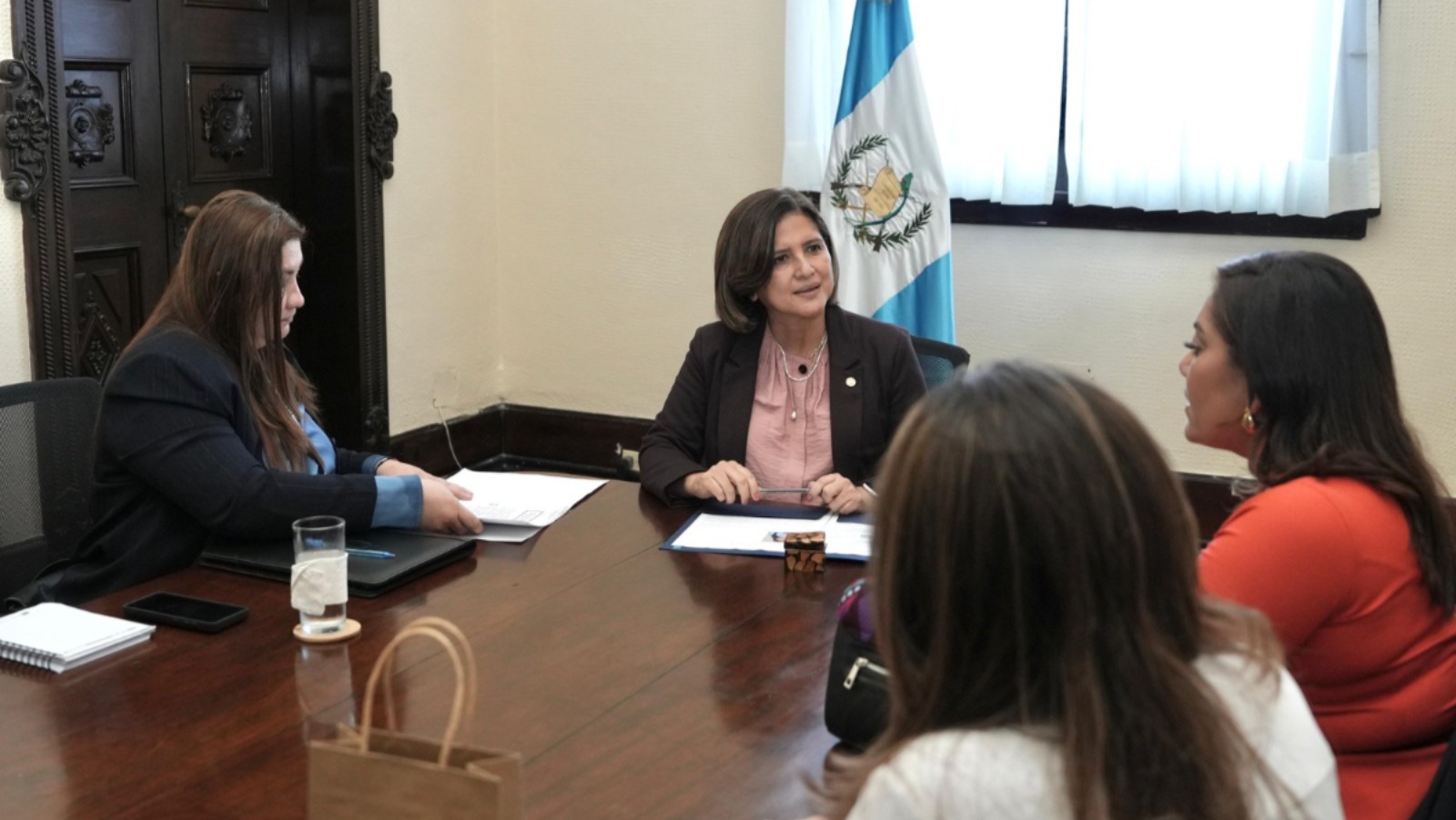 Karin Herrera en reunión con la representante de Educa Ed Tech y Euroinnova. / Foto: Vicepresidencia de la República.