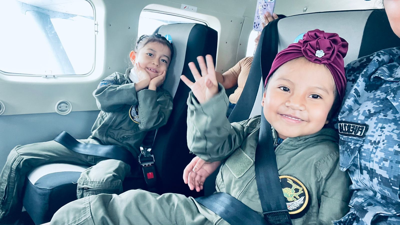 Niños con diagnóstico de cáncer cumplen su sueño de volar. / Foto: cortesía FAG
