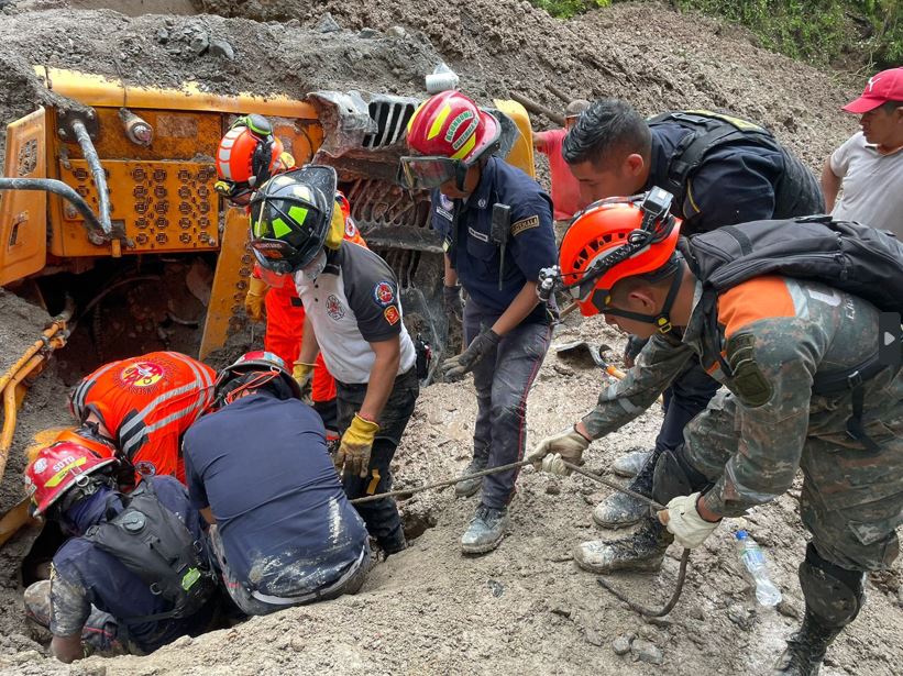 Siguen acciones de búsqueda de cuatro personas soterradas en aldea Chuisalic, San Bartolomé Jocotenango, Quiché