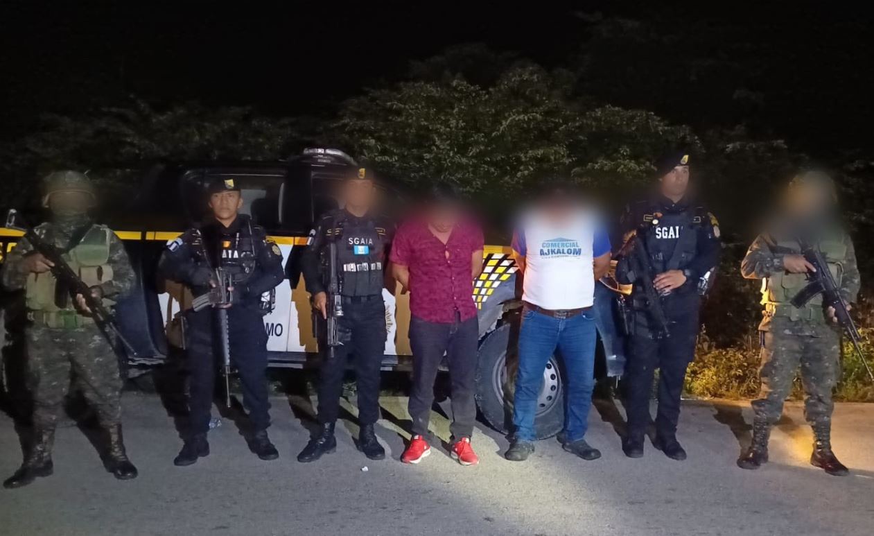 Capturan a dos hombres en operativo en Petén con 160 recipientes de cocaína