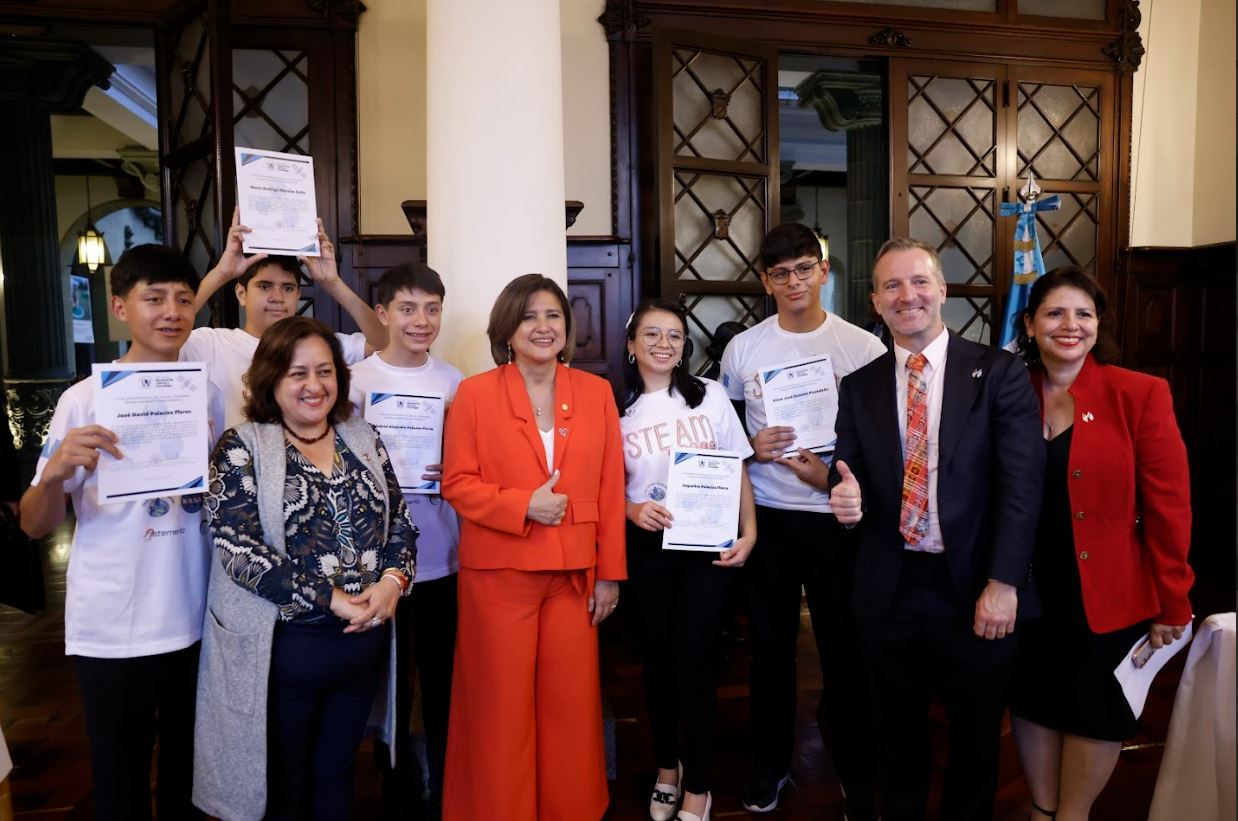 Vicepresidenta con la delegación de jóvenes que viajará a Republica Dominicana. / Foto: Gilber García.