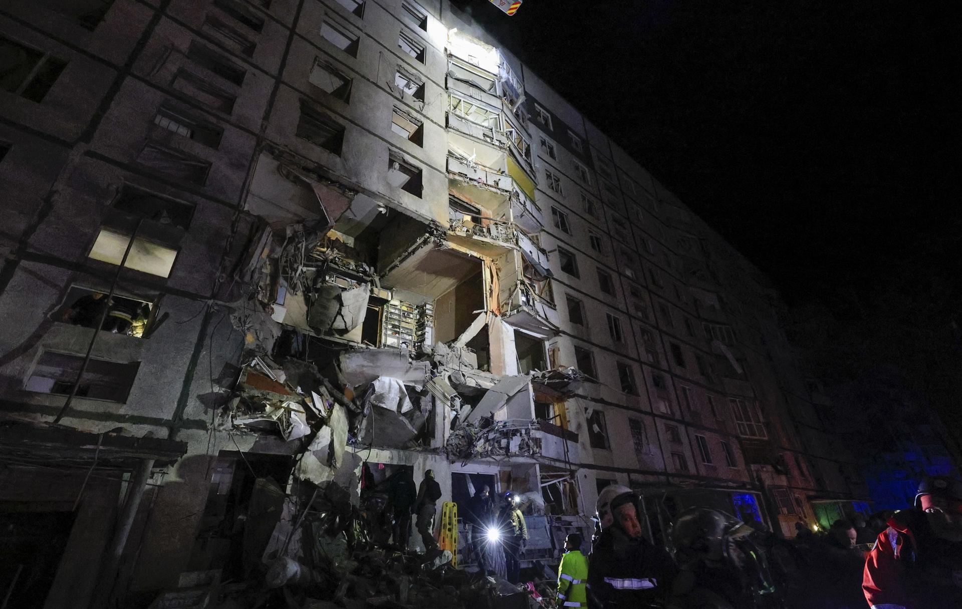 Ataque con bomba planeadora rusa a altas horas de la noche del 30 de octubre contra un edificio residencial de nueve plantas en Járkov (Ucrania). / Foto: EFE/EPA/SERGEY KOZLOV.