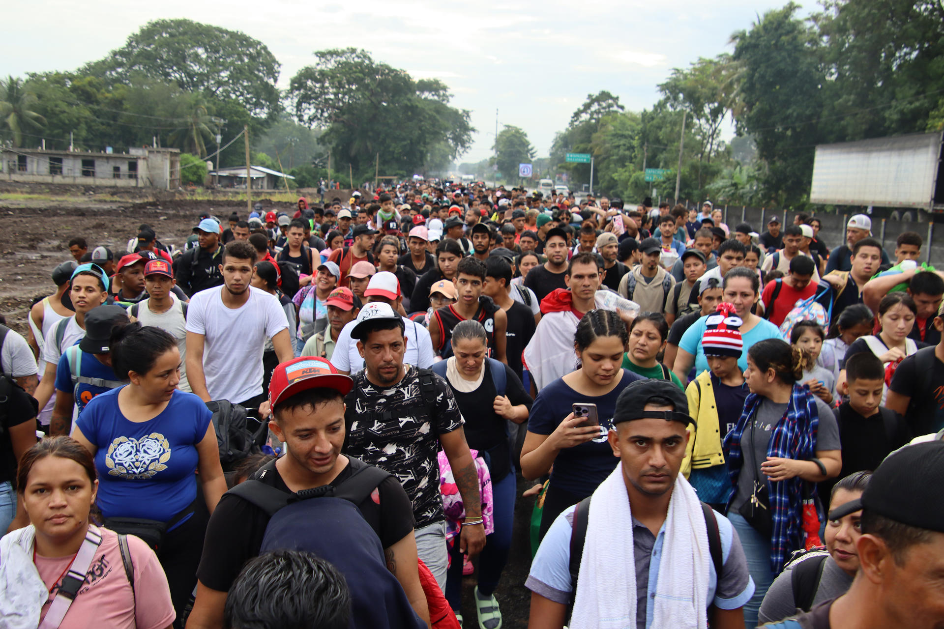 Familias migrantes enfrentan diversos riesgos en México, incluyendo violencia. / Foto: Juan Manuel Blanco, EFE.