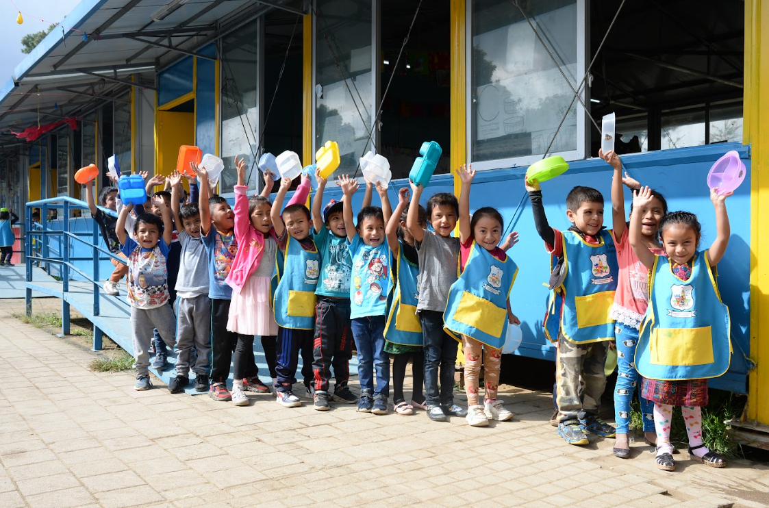 Niños haciendo fila para recibir la alimentación escolar. / Foto: Byron de la Cruz.