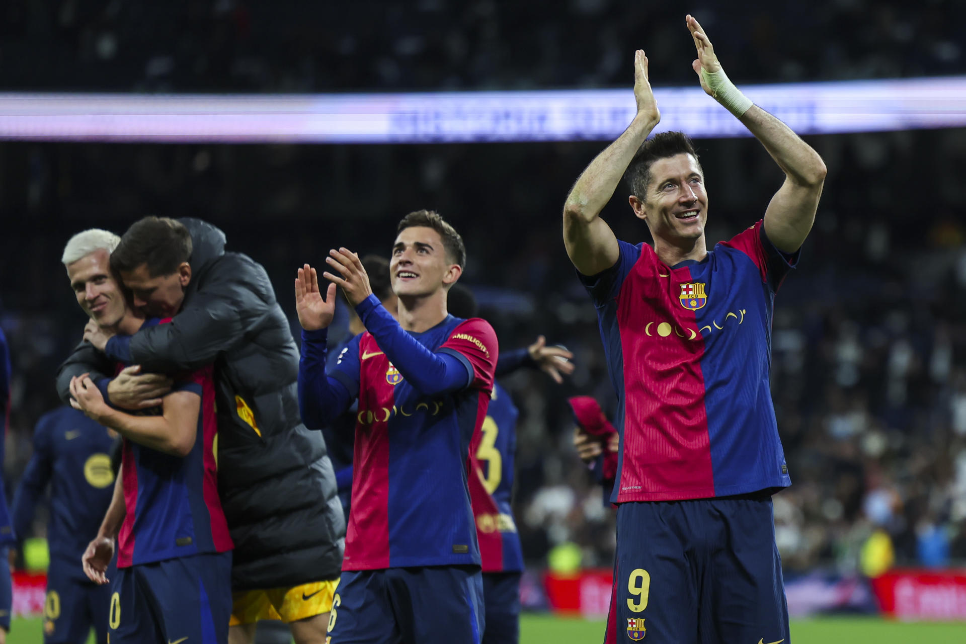 El Barcelona salva su récord dejando en 42 partidos la racha sin perder del Real Madrid