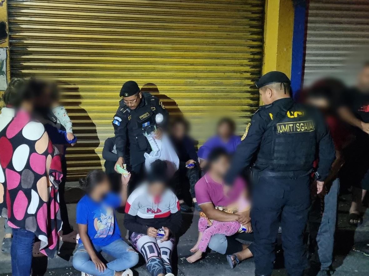 Capturan a dos presuntos “coyotes” en Escuintla y rescatan a 54 migrantes, entre ellos menores de edad