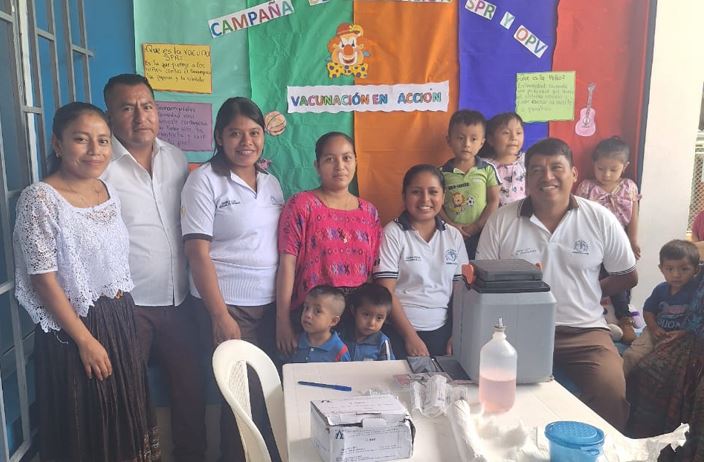 Siguen los esfuerzos para llevar vacunación contra la polio y el sarampión en Alta Verapaz