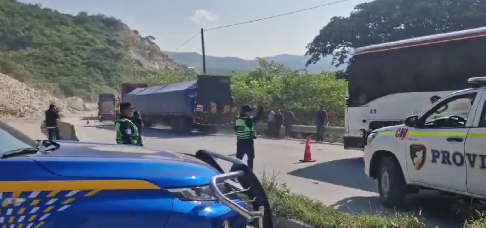 Habilitan paso parcial en el kilómetro 61 de la ruta al Atlántico y trabajos de limpieza por derrumbe continúan