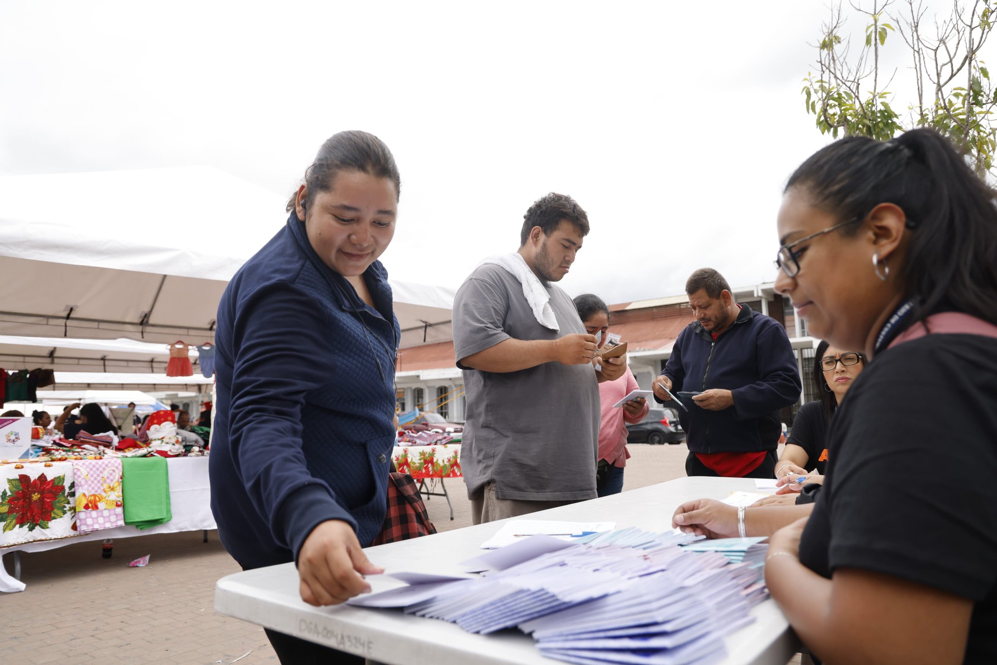 Decenas de guatemaltecos recibieron libros de Miguel Ángel Asturias gratis