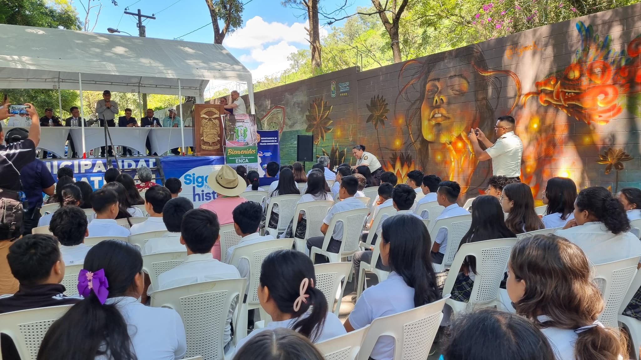 Murales artísticos frente al lago de Amatitlán, un espacio para promover espacios seguros