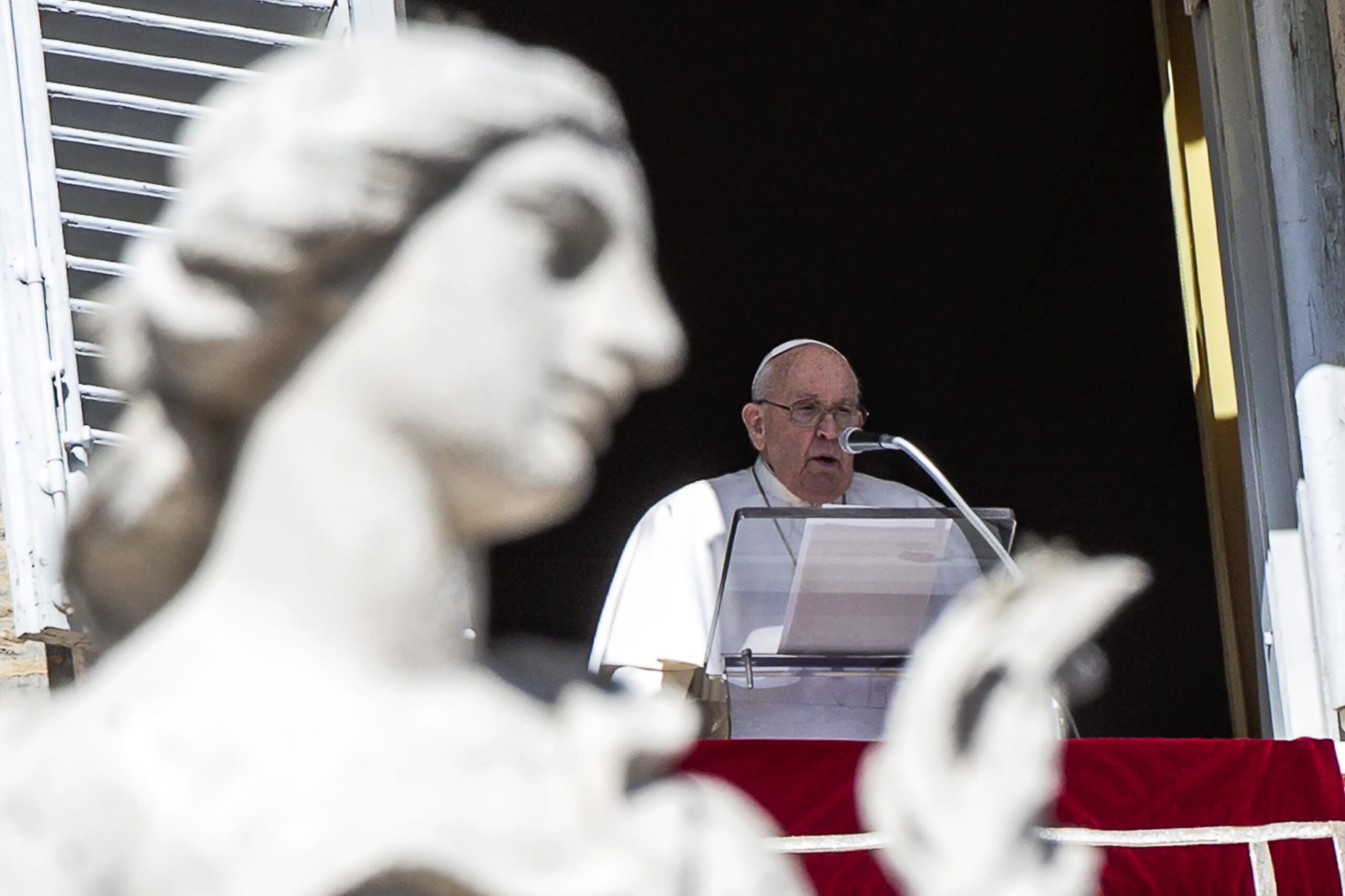 El papa advierte de un “mundo en peligro” e insta a los gobernantes a la paz