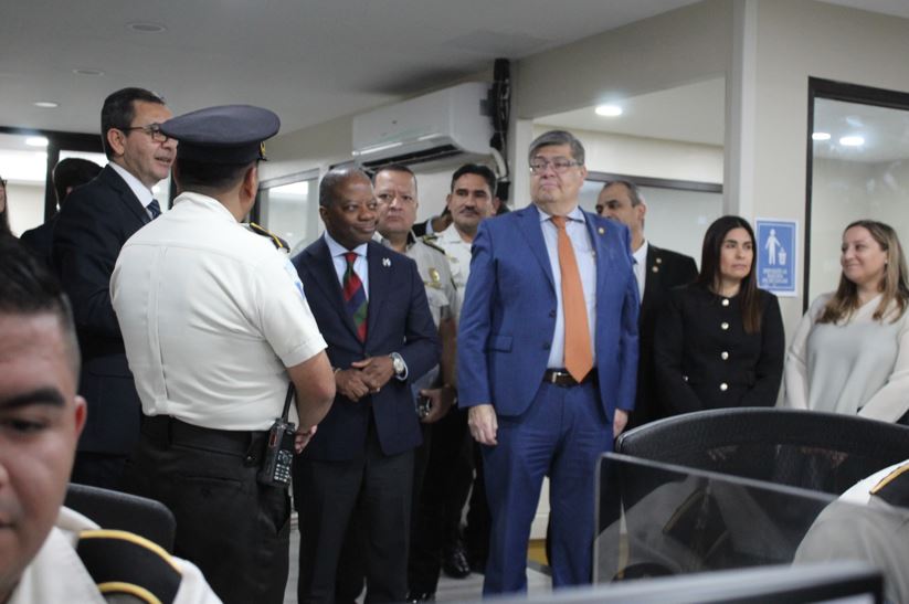 Subsecretario de INL, Todd Robinson visita la Dirección General de la PNC
