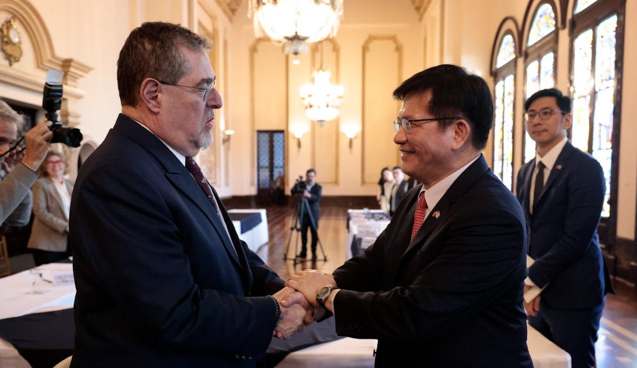 Presidente Arévalo junto al canciller de la República de China (Taiwán), Lin Chai-Lung. /Foto: Noé Pérez.