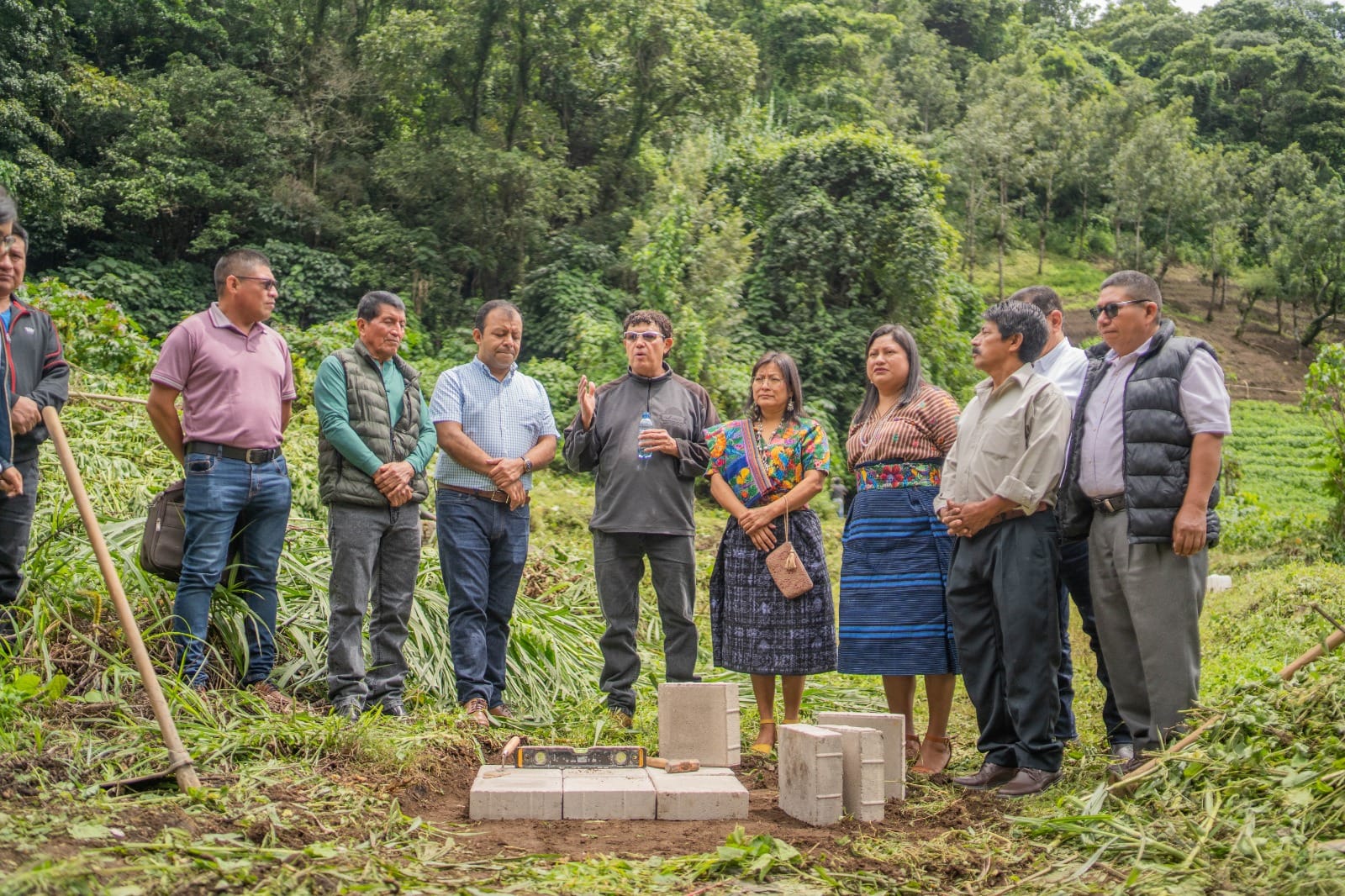 Primera piedra para la construcción de instituto en Santa Catarina Barahona, Sacatepéquez