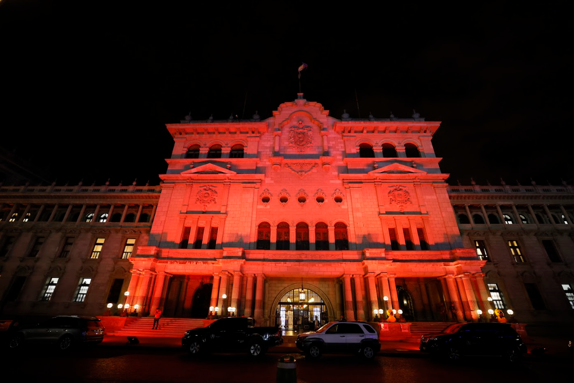 El Palacio Nacional de la Cultura se iluminó por el Día Internacional de la Eliminación de la Violencia contra la Mujer. / Foto: Gilber García.