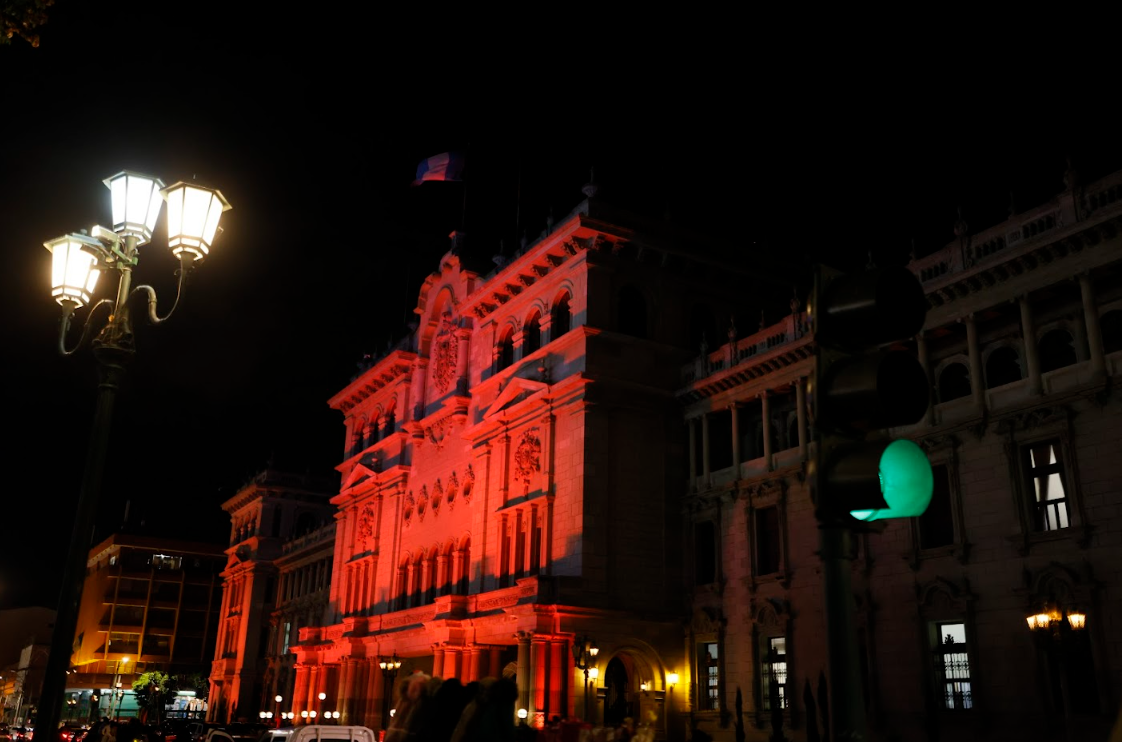 El Palacio Nacional de la Cultura se iluminó por el Día Internacional de la Eliminación de la Violencia contra la Mujer. / Foto: Gilber García.