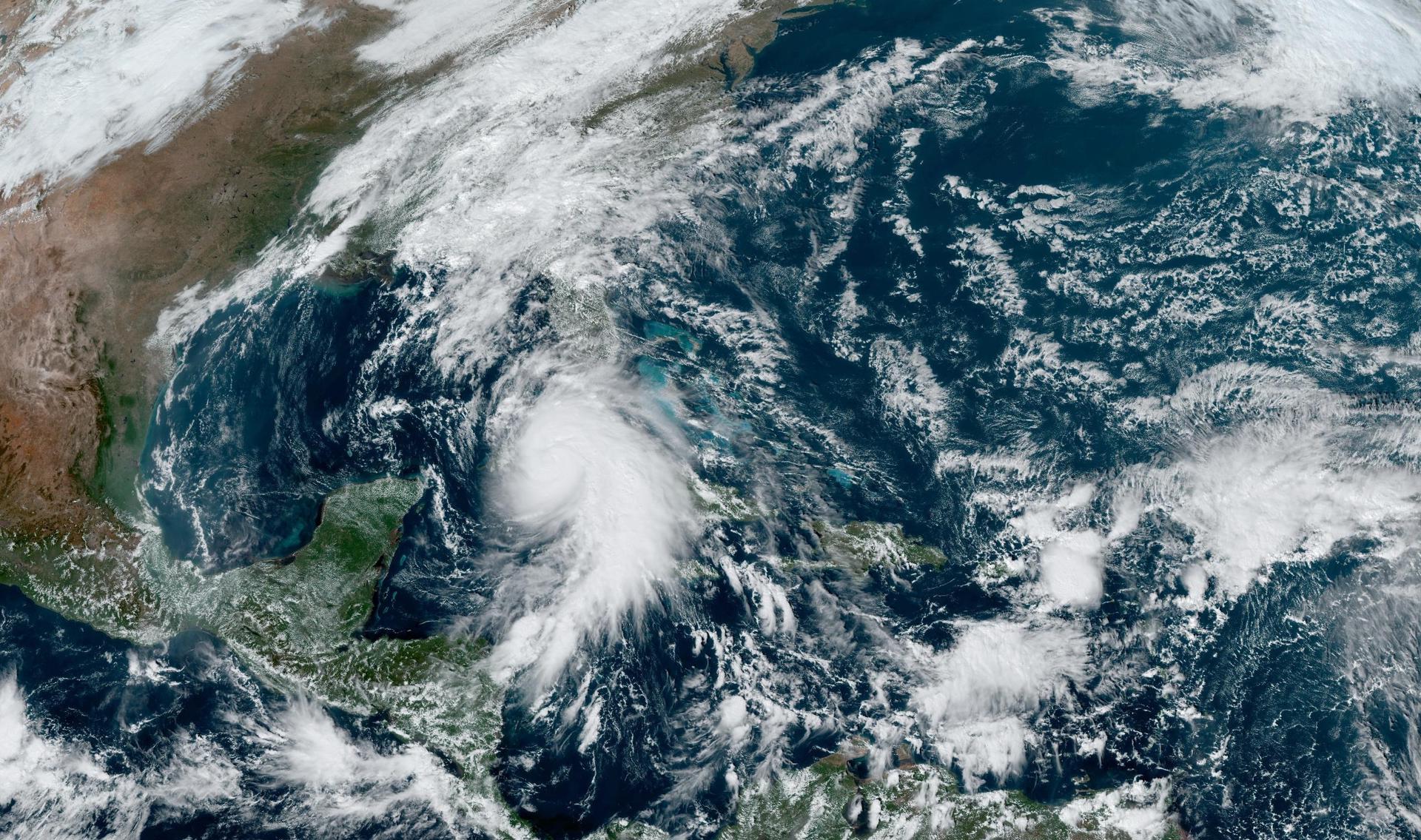 Huracán Rafael afecta el fluido eléctrico de Cuba. / Foto: EFE/NOAA-NHC.