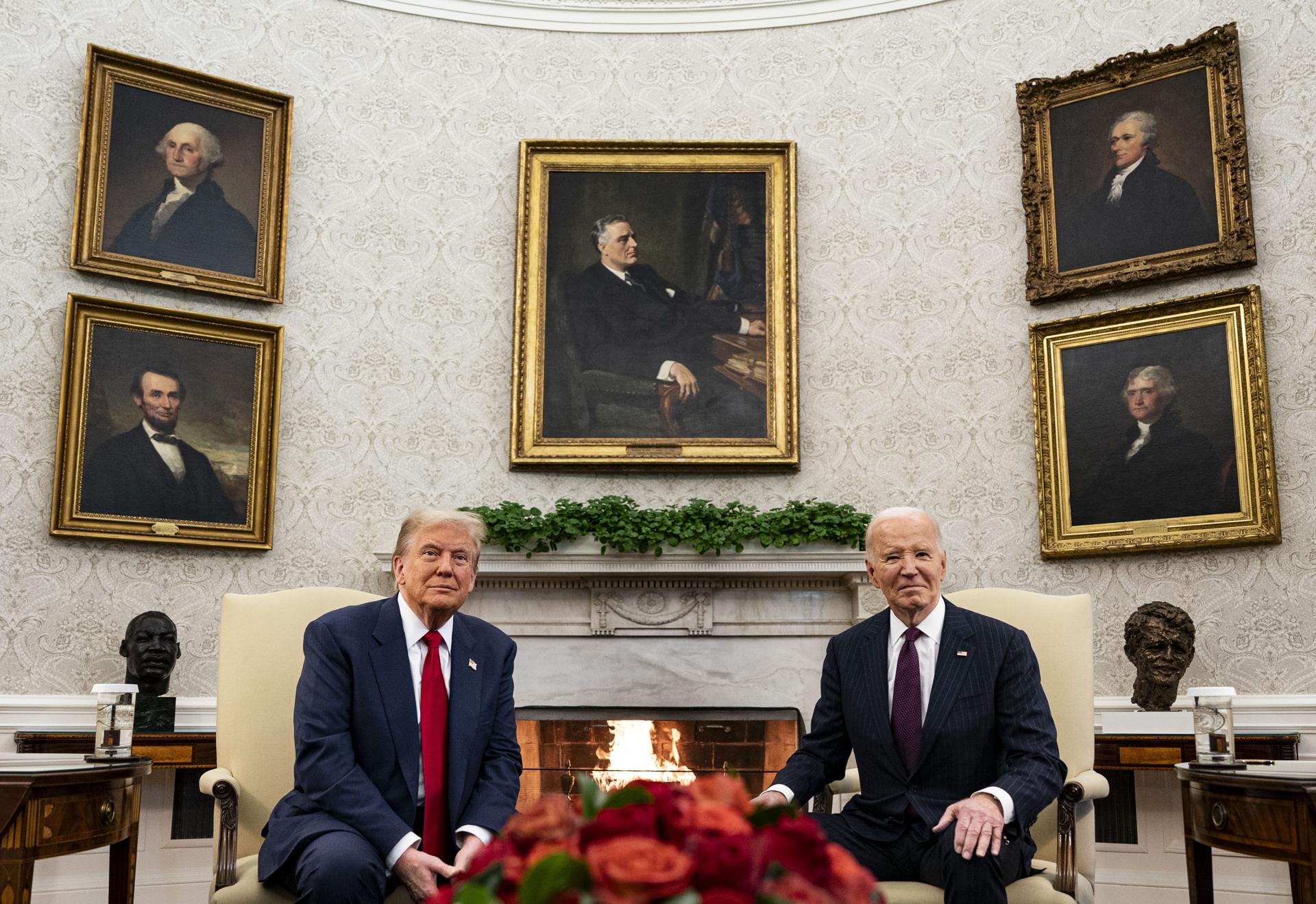 El presidente de los Estados Unidos, Joe Biden, y el presidente electo, Donald Trump, durante su reunión en la Oficina Oval de la Casa Blanca en Washington, DC, EE. UU.. / Foto: EFE/EPA/AL DRAGO / POOL.
