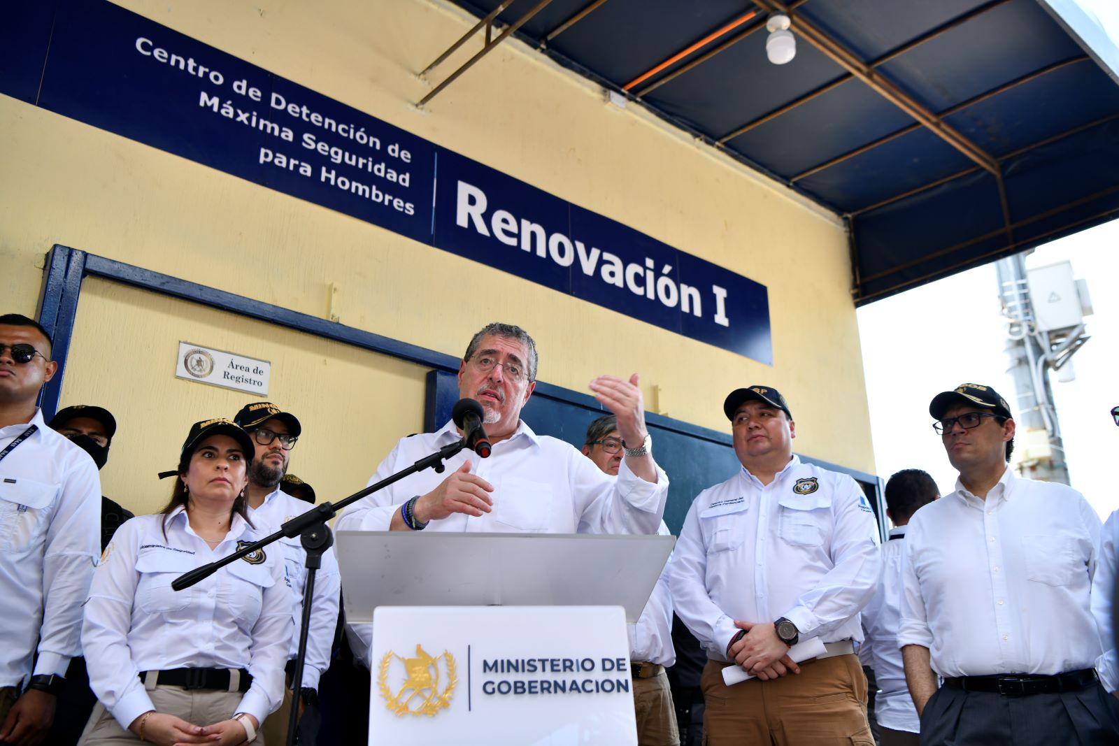 Presidente Arévalo afirma que con la nueva prisión se tomó el control del importante centro carcelario