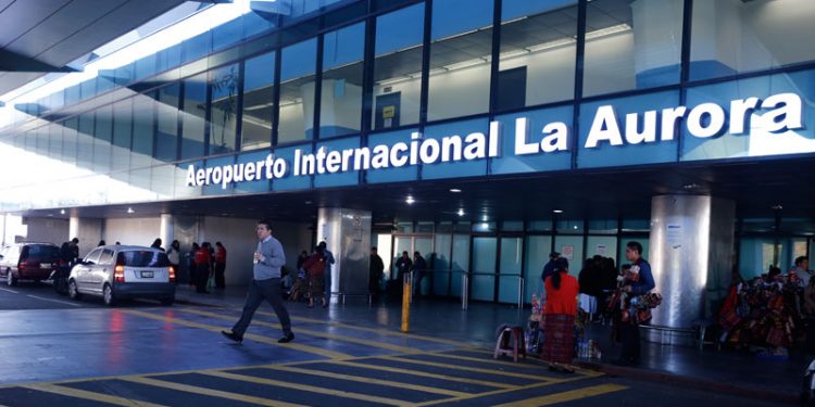 Empresa tendrá hasta el 30 de noviembre para entregar gradas eléctricas y elevadores en el Aeropuerto Internacional La Aurora