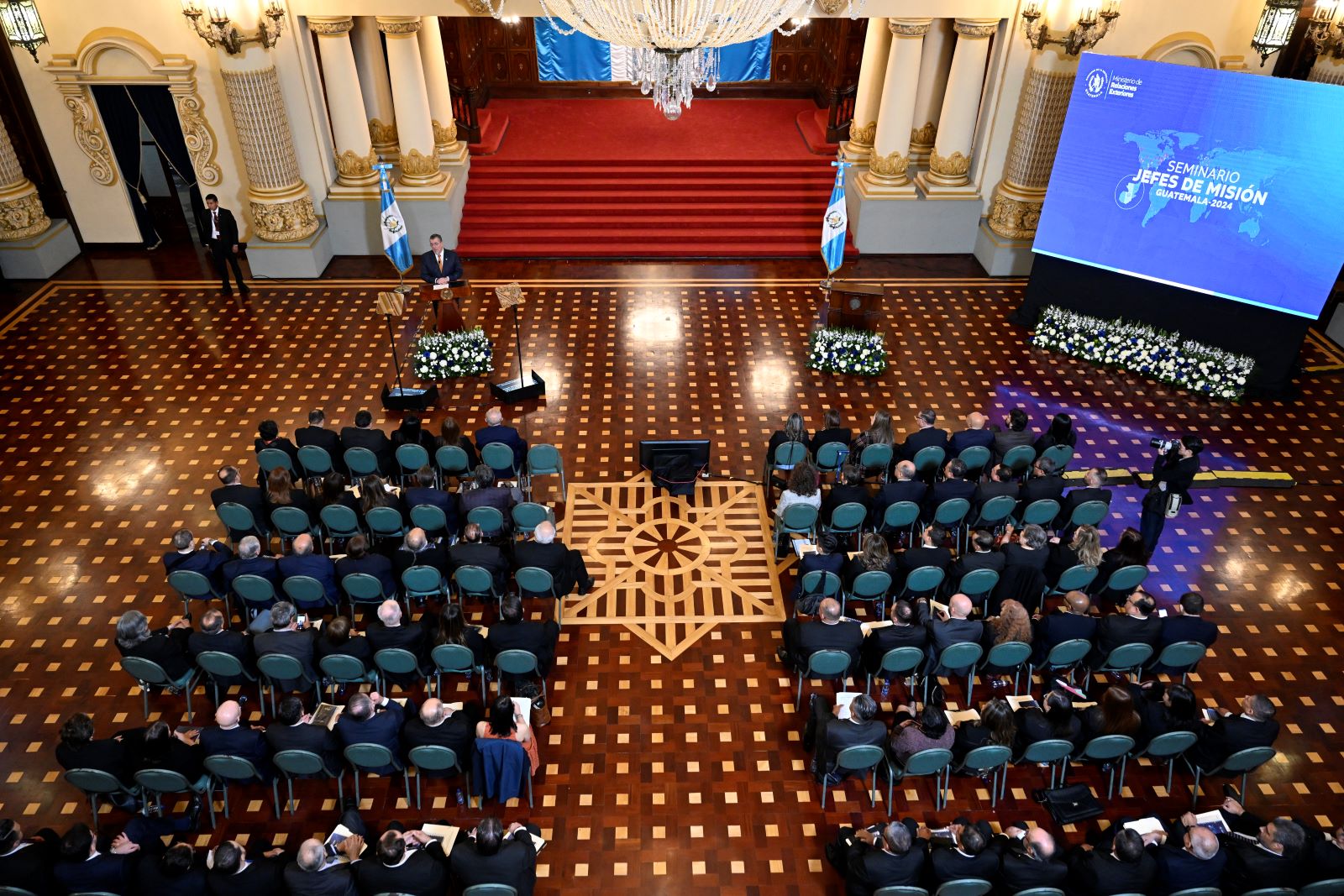 Democracia, derechos humanos y contribución a la paz mundial, valores de la diplomacia guatemalteca